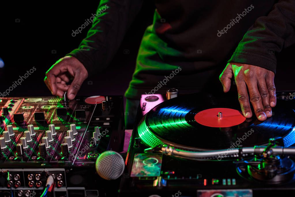 DJ prowadzący afterparty po koncercie